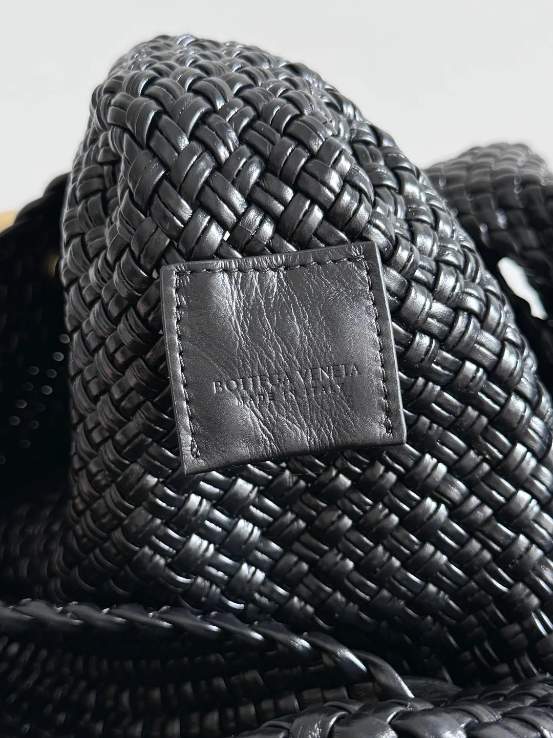 Batch 7360 BOTTEGA VENETA new product large Tosca Baci Baci means Kiss in Italian. Different from the previous Tosca style, this time the entire handbag presents a triangular shape design, and the handle is also designed with a single handle. The delicateness of each stitch of the craftsman's weaving, and the warmth of the handwork are like freshly baked bread! This is a bag that only experienced craftsmen can weave. The lightweight material and large capacity make it easy to carry whether you are an office worker or a student party😍Not only that, this bag is full of fashion, making you the center of attention whether it is for daily outings or important occasions👀 Style number: 762635 Size: 54*39.5*6cm